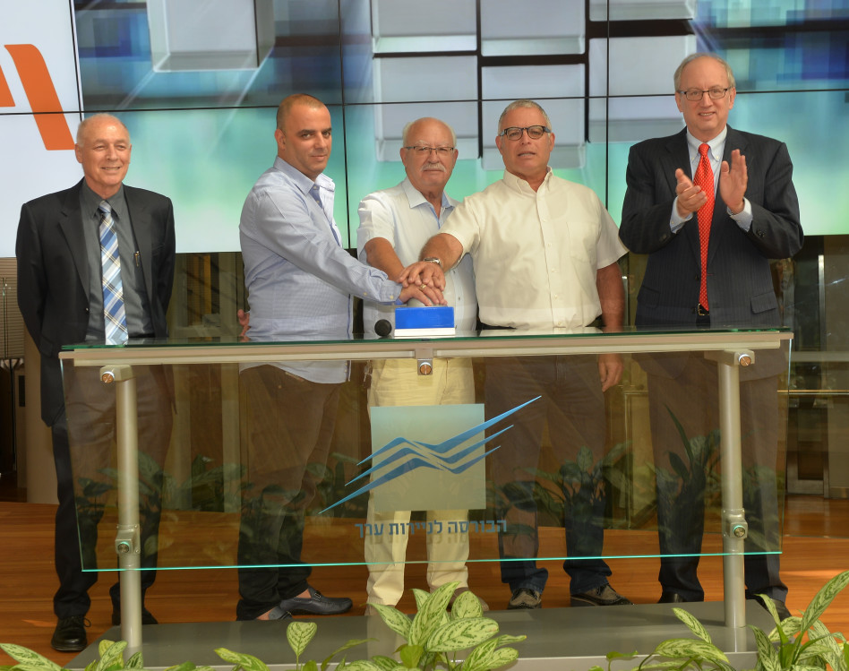 יוסי ביינארט, אבי רביד, חיים רביד ואייל רביד עם אמנון נויבך  (צילום: גיא אסייג)