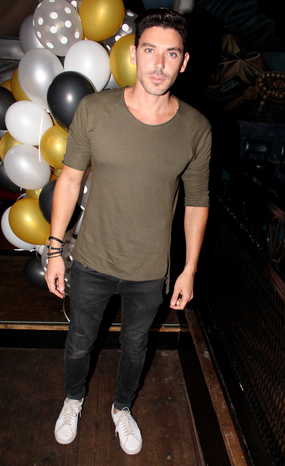 בדד, לפי שעה. רז זלצרמן