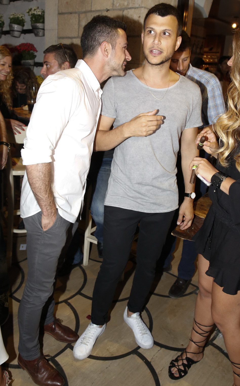 "תגיד, זכרת לארוז את הביריות"? אסי עזר ואלברט אסקולה מתלחששים (צילום: אלרין אביטל)