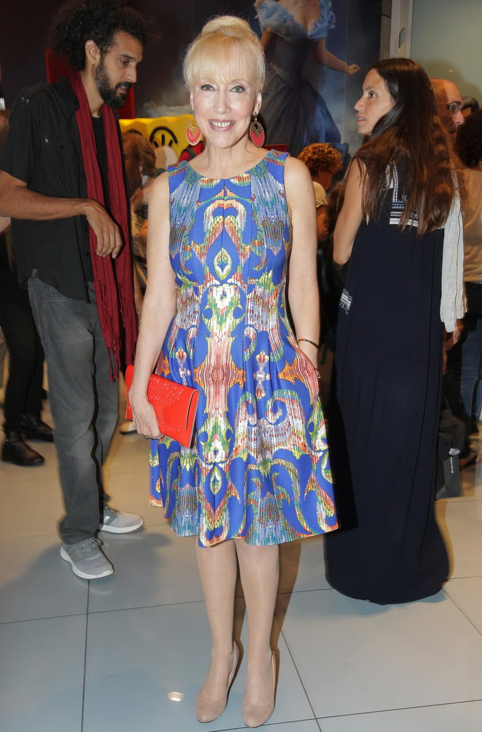 בשמלה קצרה. גילת אנקורי