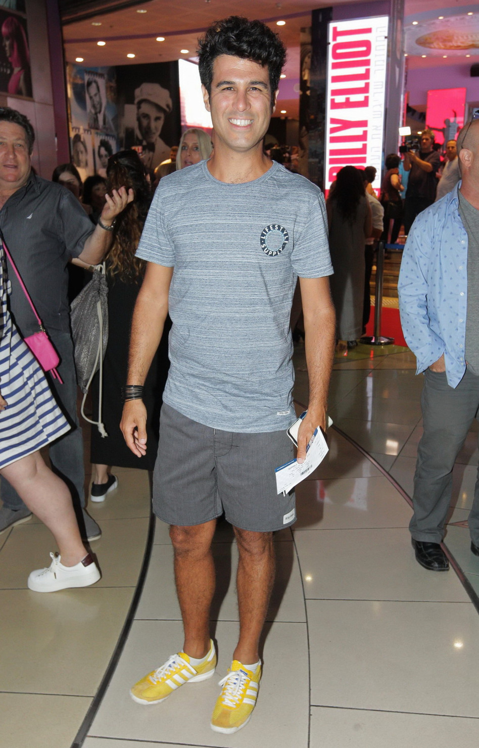 טל מוסרי בנעלי בובספוג