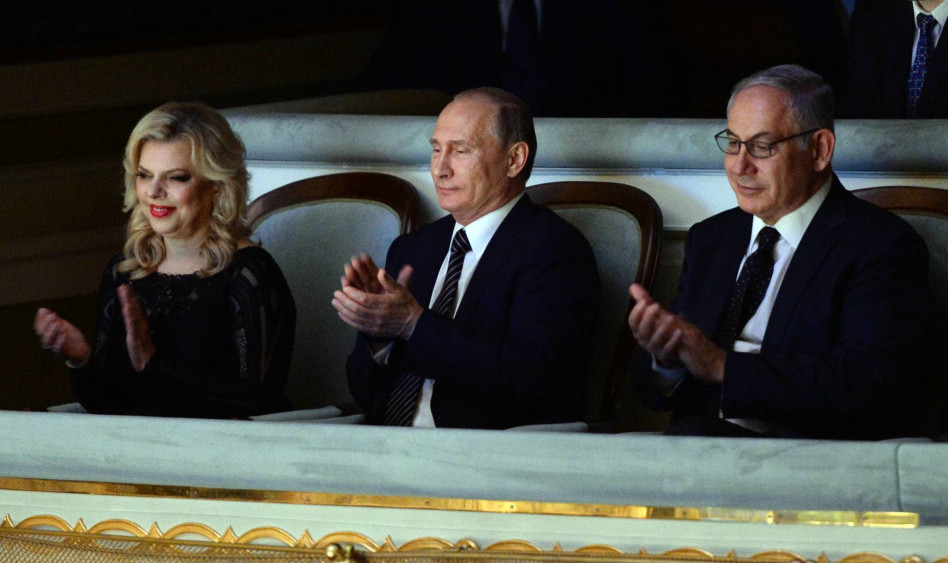 יושבים באלגנטיות. פוטין עם בני הזוג נתניהו