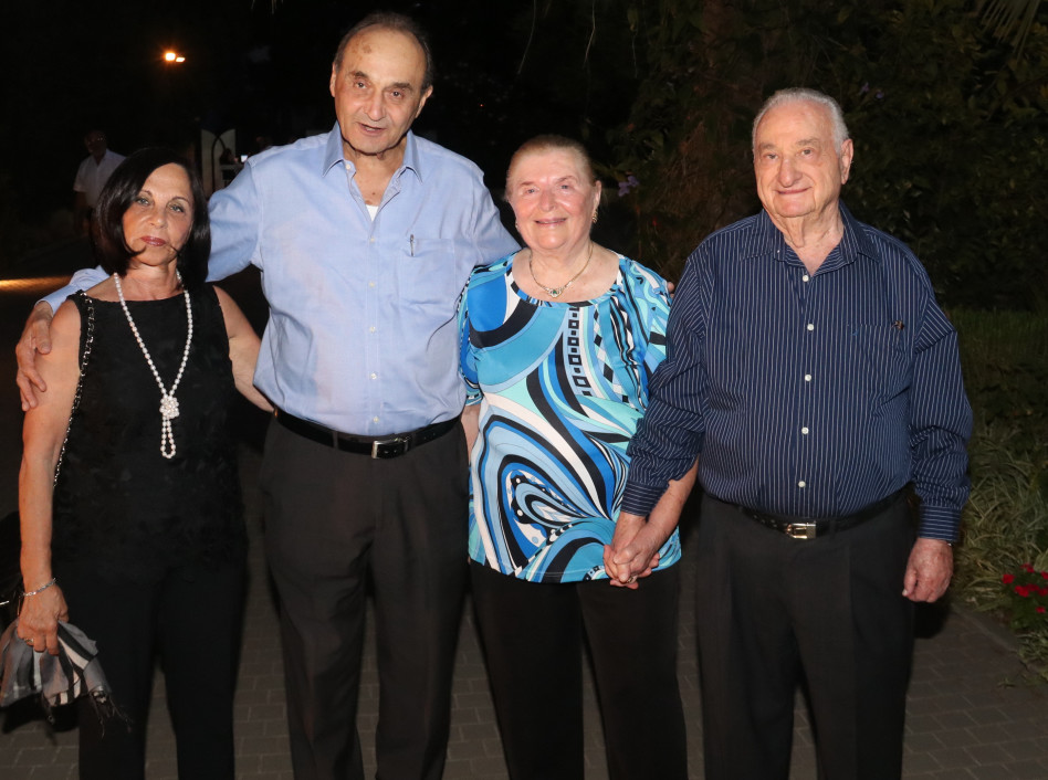 שייקה ודבורה לנדאו ואברהם (לולו) ורותי אסף. צילום: אביב חופי