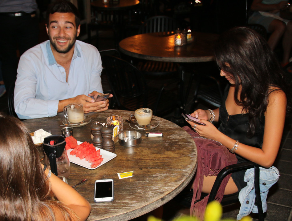 שיט, נתפסנו! שון כהן עם קארין עליה (צילום: ניר פקין)