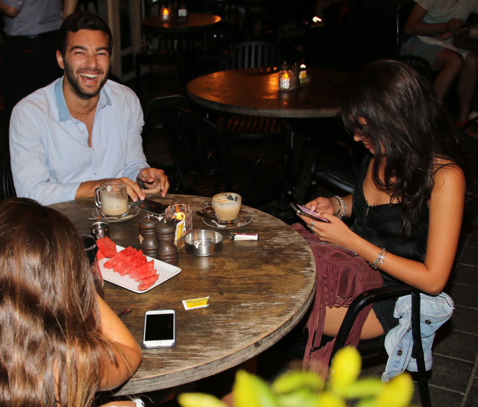 היא לא מרימה את המבט מול המצלמות. זה לא חלק מהג'וב?