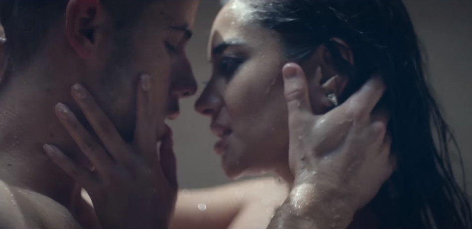 נתנשק? ניק ג'ונאס ושי מיטשל (צילום מסך)