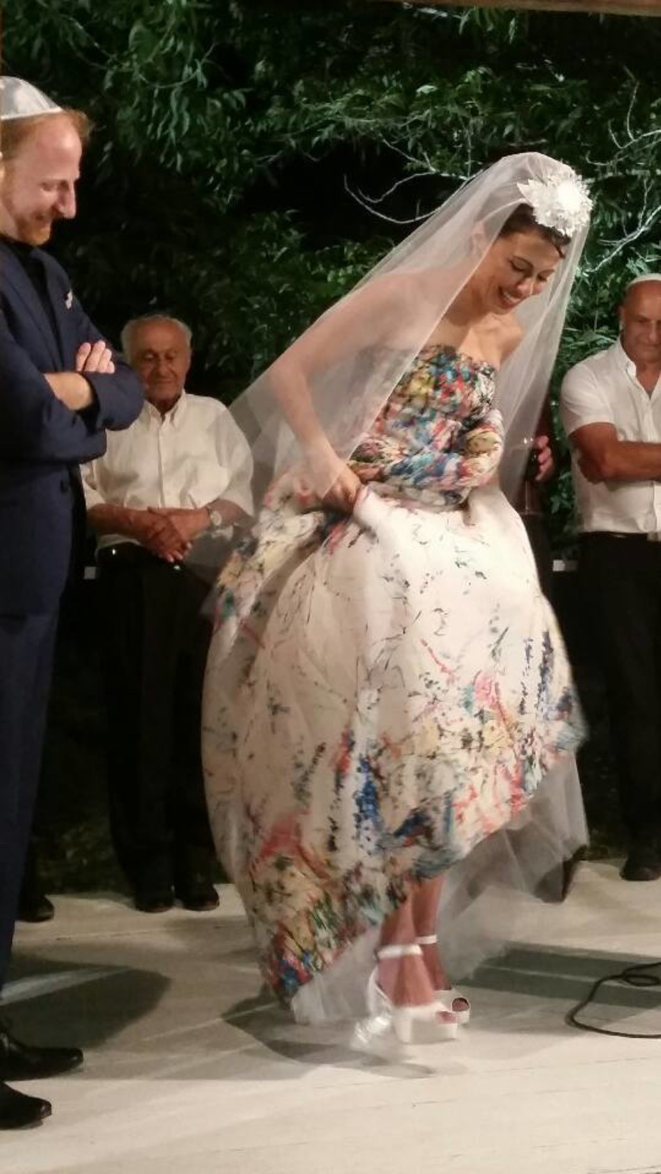 שוברת את הכוס