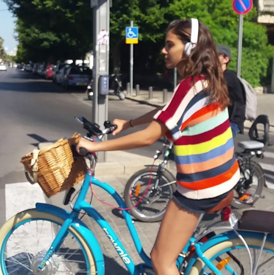 שלומית והאופניים. צילום: ניר פקין