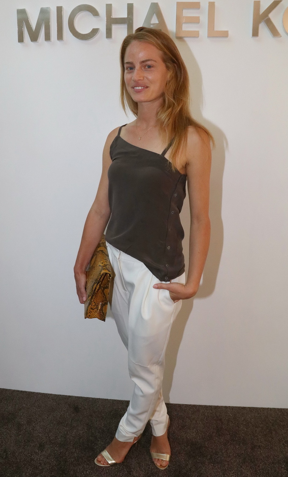 בדרך לירח דבש עוצרים בקניון. יערה בנבנישתי