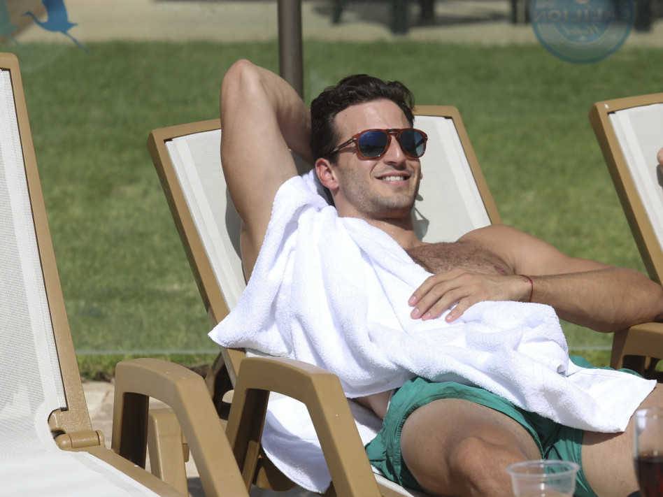 לא מוכן לחשוף את הריבועים בבטן. מייקל לואיס