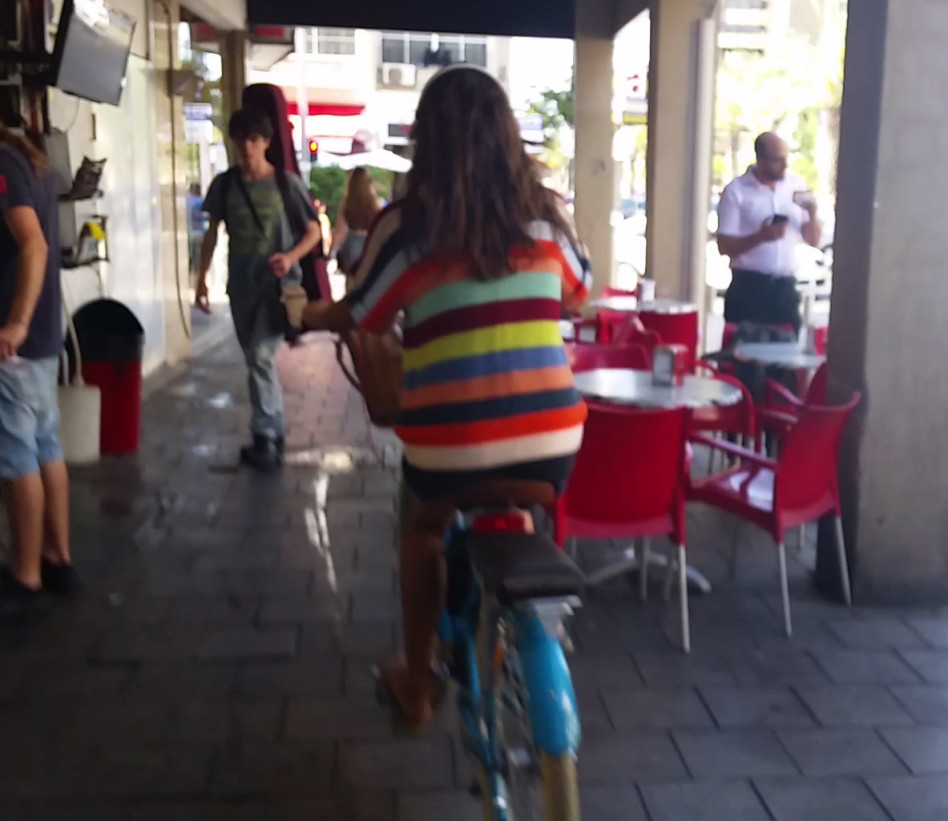 חומקת מבין האצבעות