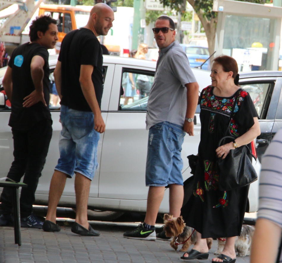 מחלקת חיוכים לכל פינה. גילה אלמגור (צילום: ניר פקין)