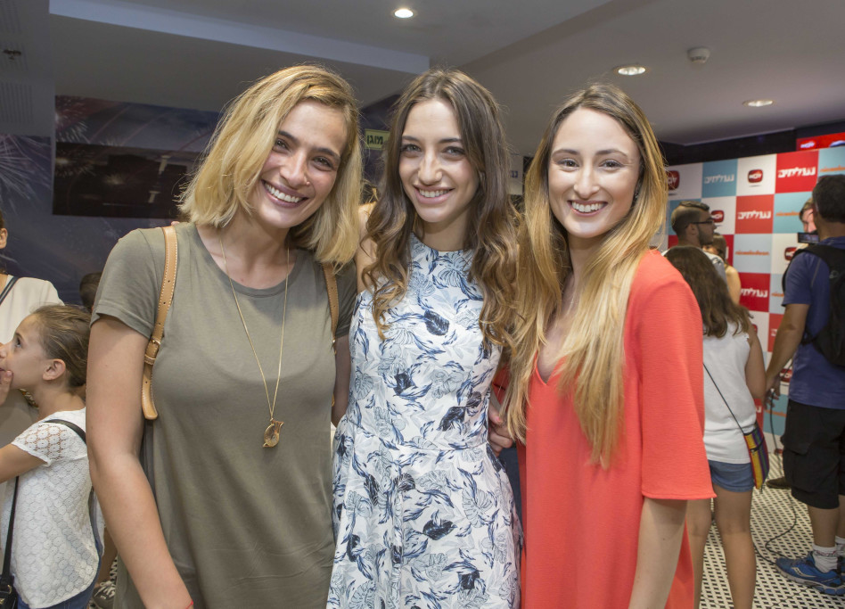 מתערבבת עם הילדים. אילנית לוי, ספיר בן רובי וכרמל לוטן