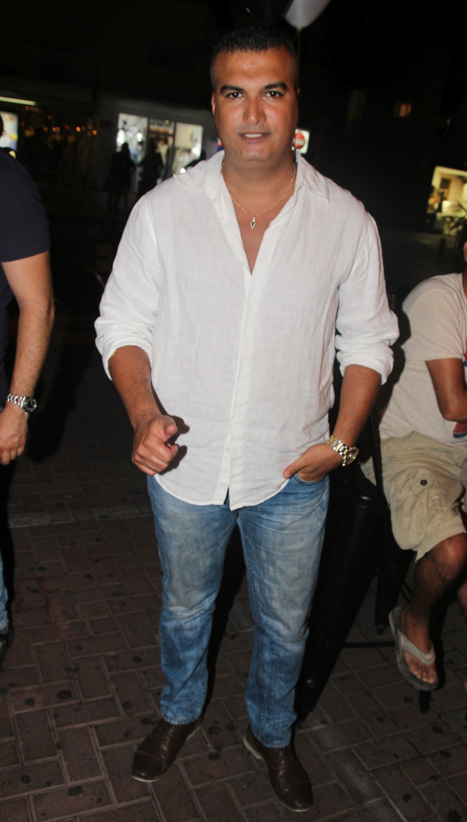 בא לשבת על בירה. רון שובל