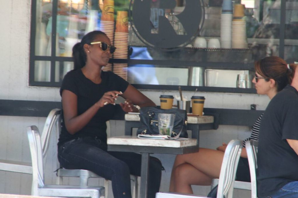 יושבות ומרכלות על הבויפרנד החדש. טהוניה רובל וחברה (צילום: ניר פקין)