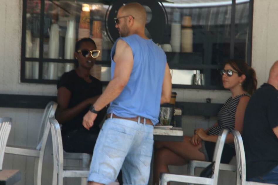 שומע, נראה לי יש פה פפראצי, אתה חייב ללכת!