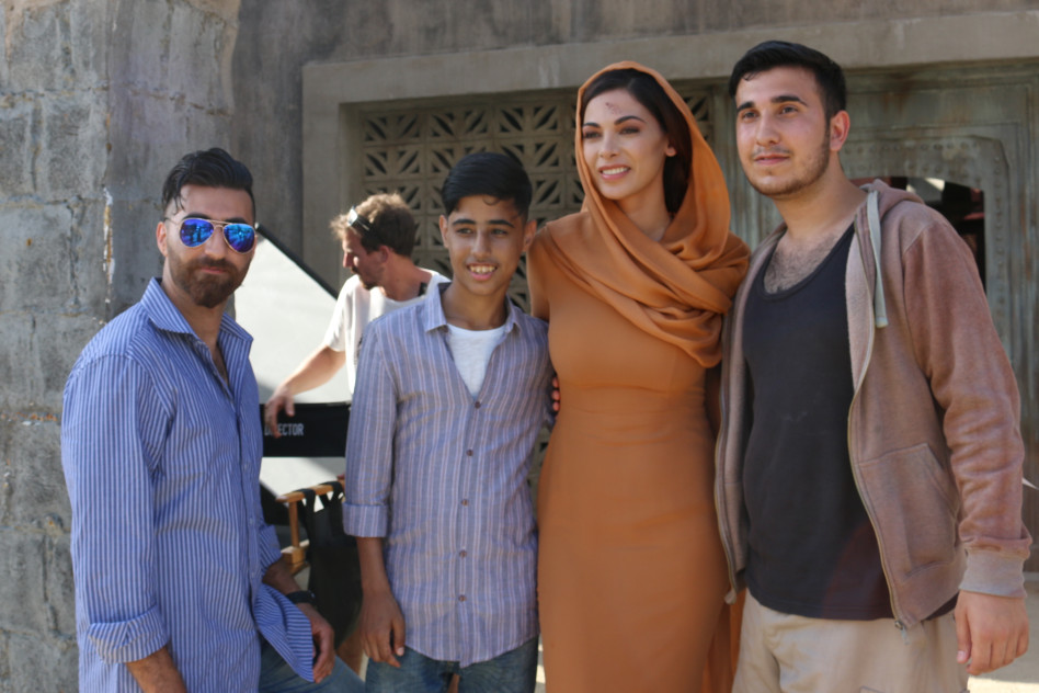 לא מוותרת על תמונה עם המעריצים