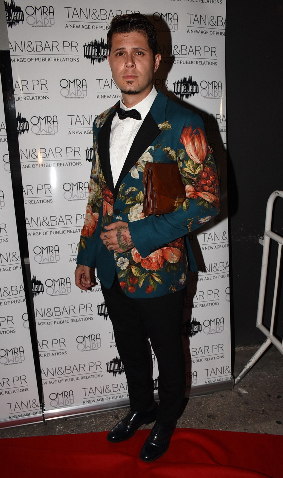 מוקפד בחליפה כמו תמיד. שי חי