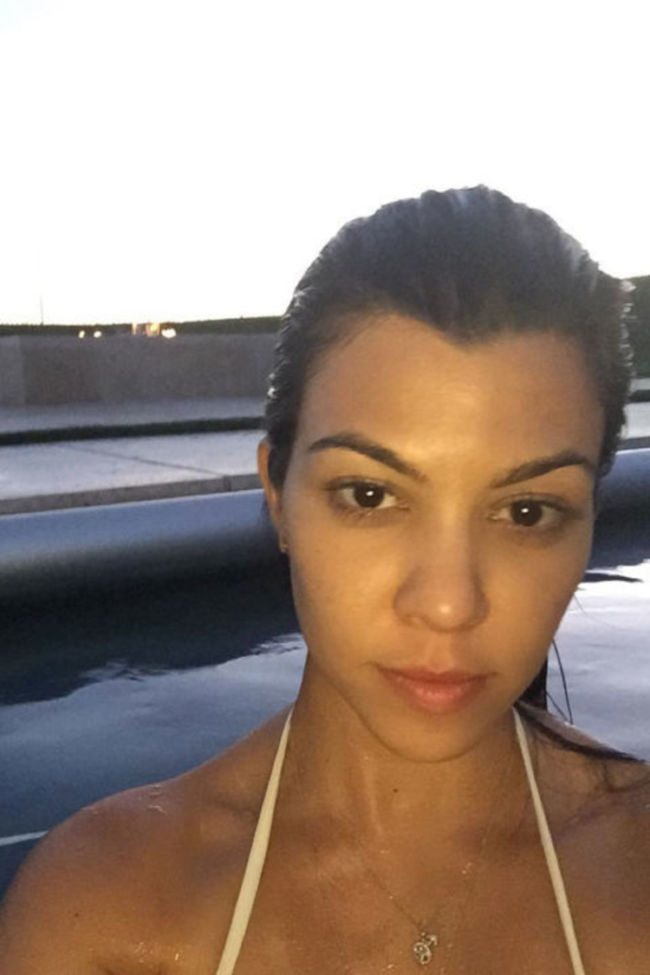 נטורל בבריכה. קורטני קרדשיאן (צילום: אינסטגרם)