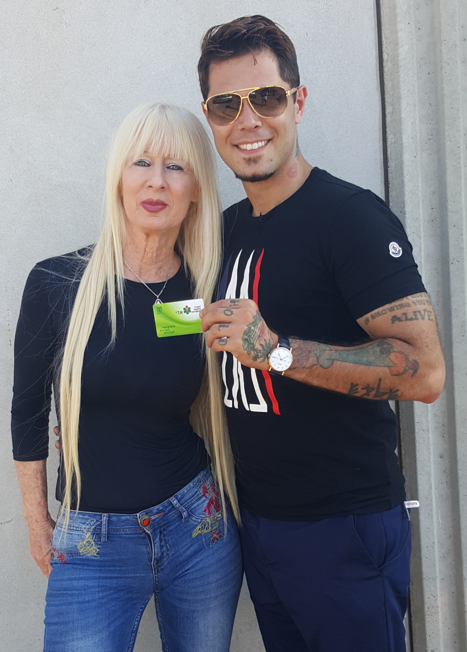 שי חי מקבל כרטיס אדי מדוברת המרכז הלאומי להשתלות דבורה שרר (יח"צ)