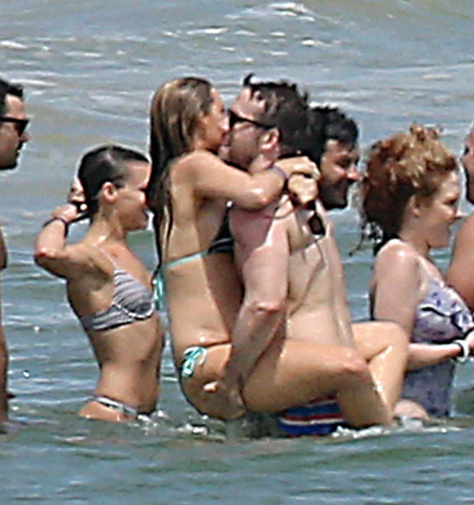 בלייק לייבלי וההורמונים המשתוללים מחבקים את ריאן ריינולדס (צילום: Splashnews)