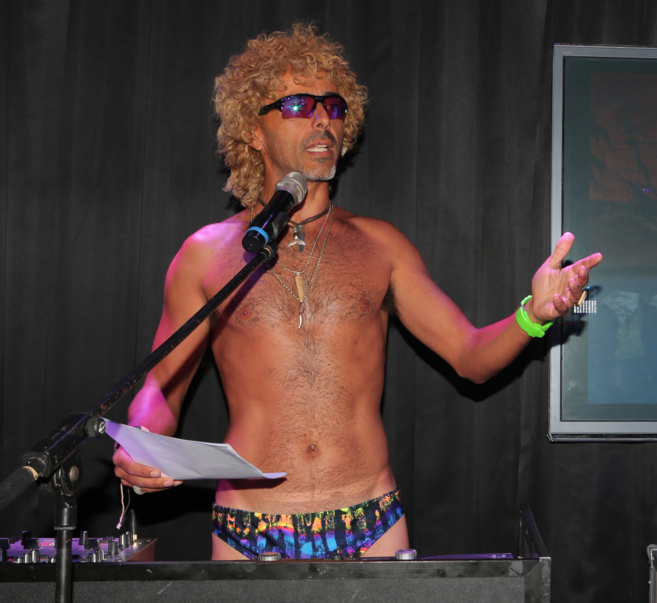 היוש, החבילה הגיעה. אלי פיניש על הבמה (צילום: אורית פניני)