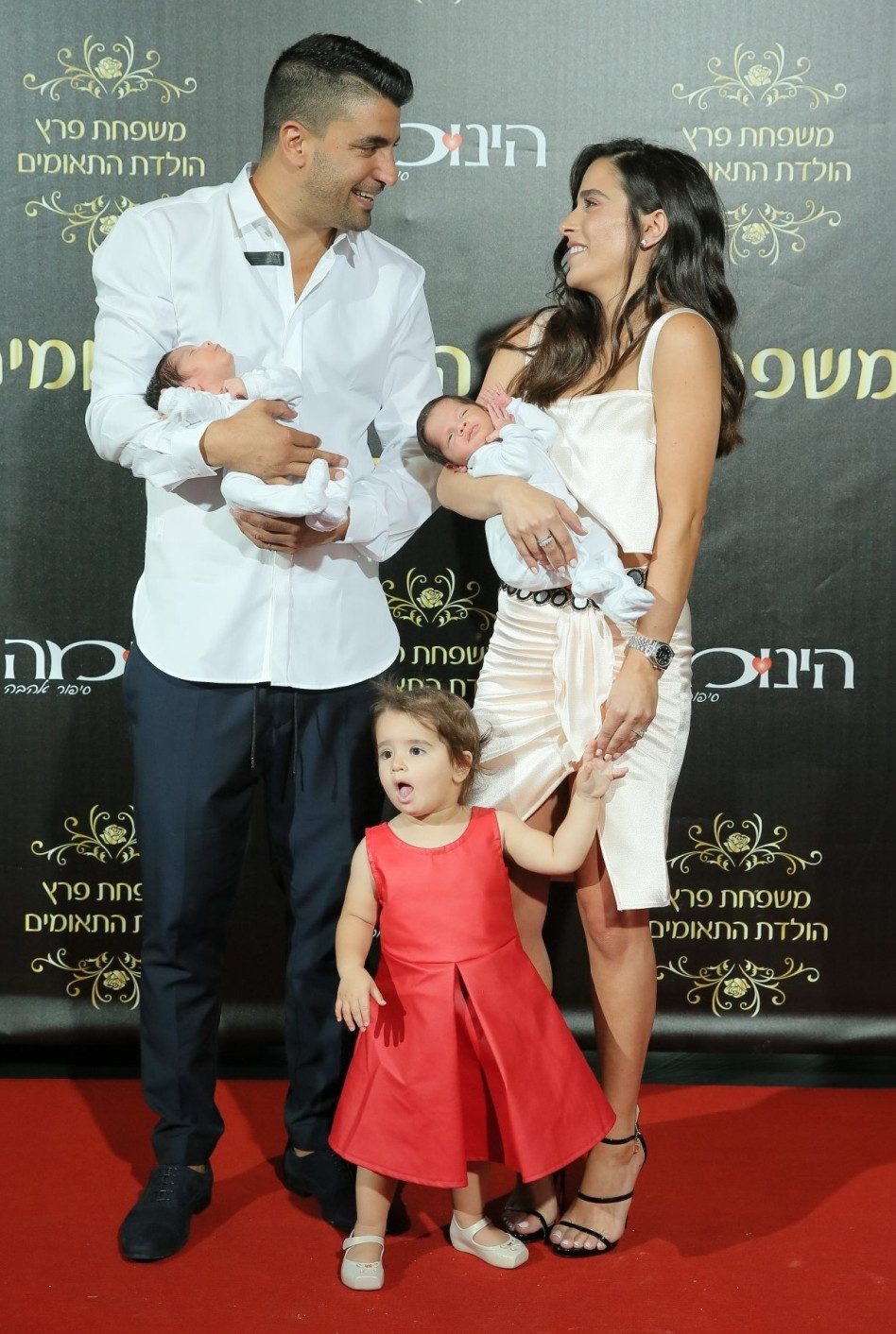 מברוק. משה וירדן פרץ עם מיכאלה, נועם וגיא  (צילום: שרון רביבו)