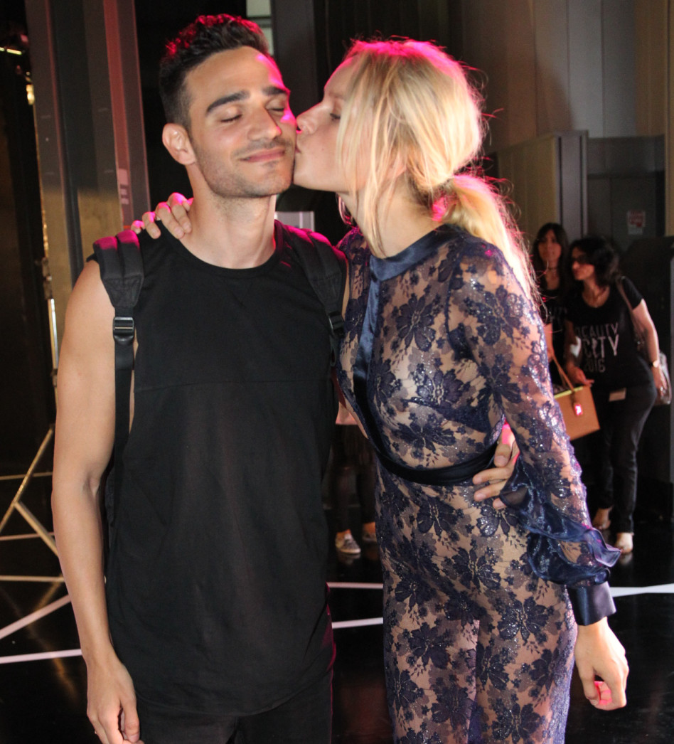 xo. דול מלטפת עם השפתיים