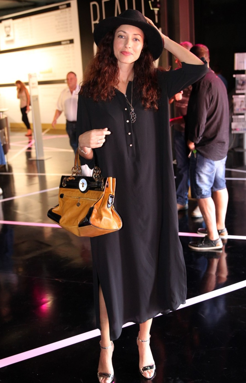 שירלי בוגנים. למה? כובע