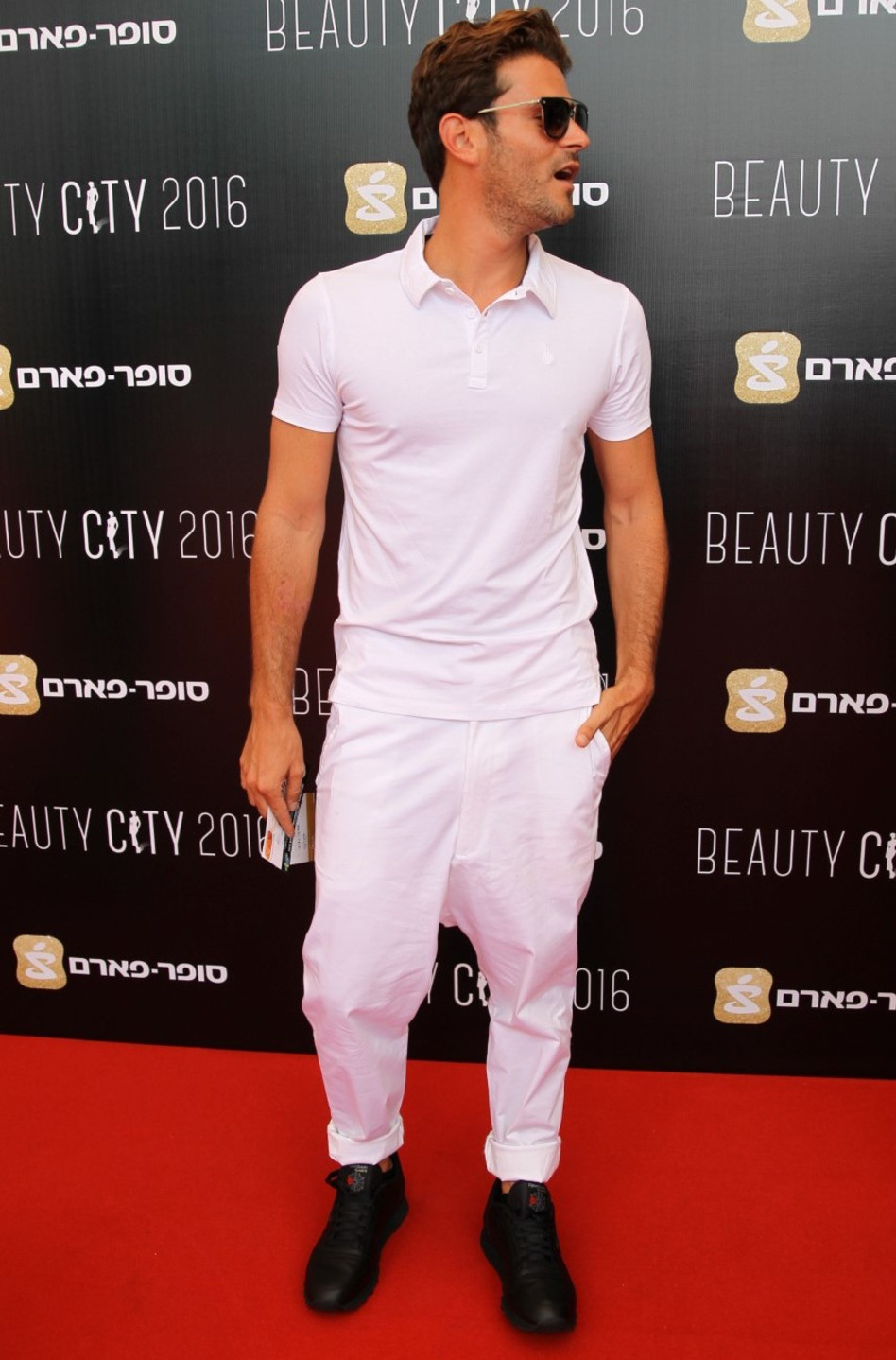 אדריאנו חאובל לא צמוד. בכלל