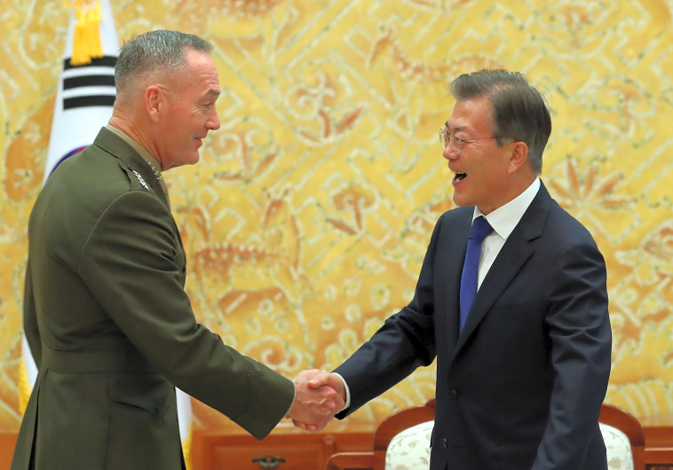 רמטכ"ל צבא ארה"ב ונשיא דרום קוריאה. צילום: רויטרס