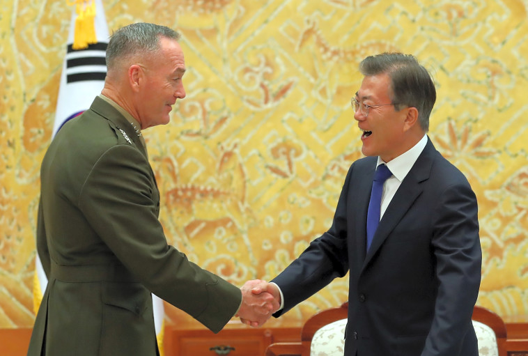 רמטכ"ל צבא ארה"ב ונשיא קוריאה הדרומית. פינגיאנג הזהירה כי "וושיגנטון מתפרעת". צילום: רויטרס