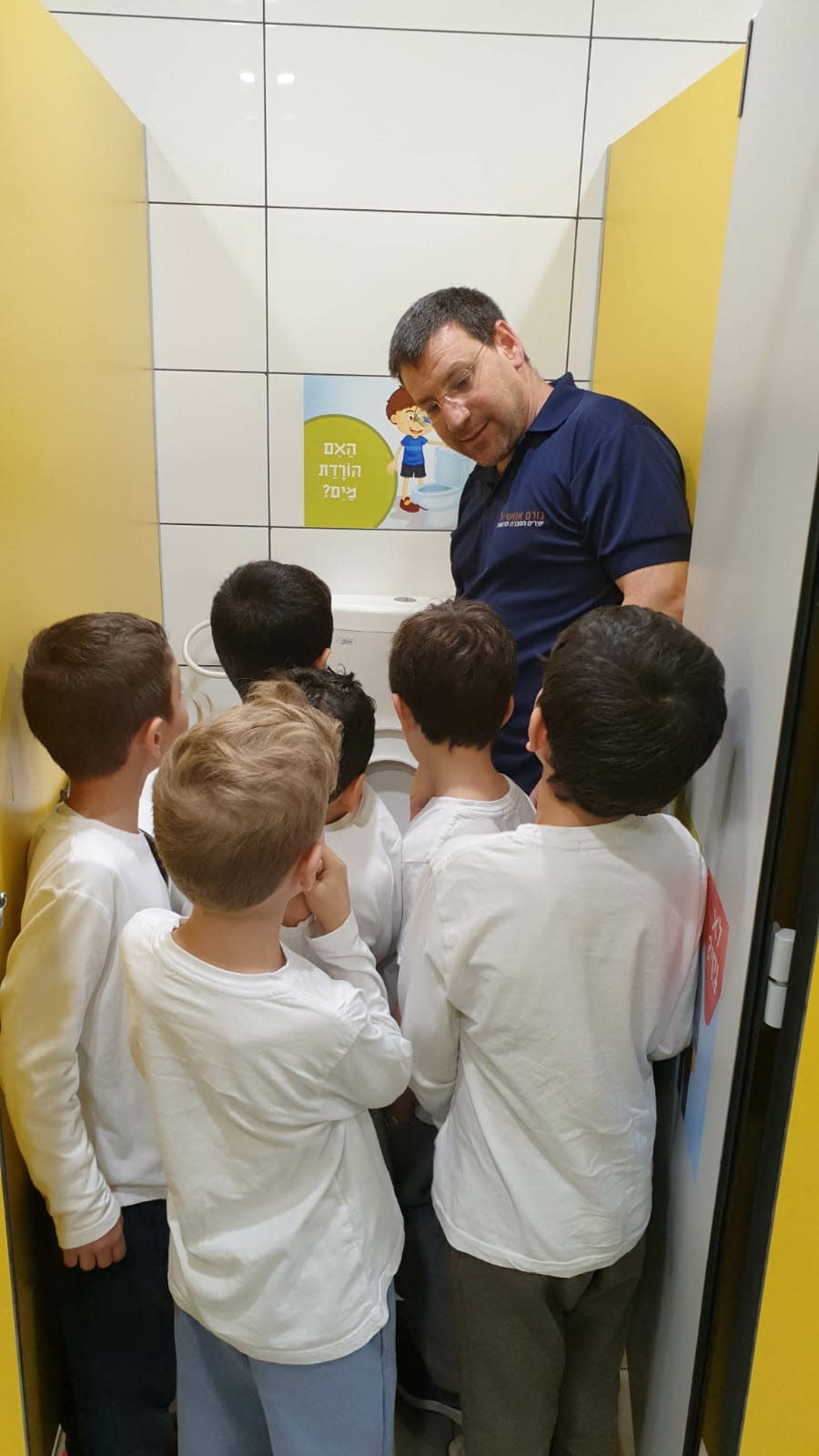 הדרכה לניקיון השירותים. צילום: יח&quot;צ