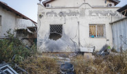 פגיעת רקטה בבניין בעוטף עזה (צילום: אורן בן האקון, פלאש 90)