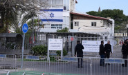 נערכים לקבלת ארונות החטופים החללים במכון לרפואה משפטית באבו כביר (צילום: אבשלום ששוני)