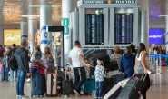 נוסעים מודאגים ליד לוחות הטיסות בנתב"ג (צילום: אבשלום ששוני)