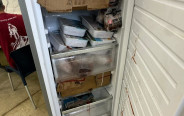 מקרר מלוכלך ומלא בג'וקים במטבח הצבאי (צילום: ללא)