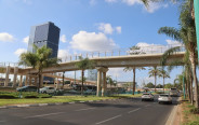 גשר השבעה באוקטובר בפתח תקווה (צילום: דוברות העירייה)