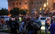 ההמון מסתער על המפגין שצעק (צילום: צילום מסך רשת X)