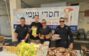 משטרת גבעתיים ומתנדבי "חסדי נעמי"  (צילום: דוברות המשטרה)