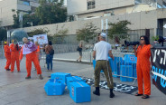 מפגינים מחוץ לעדות נתניהו (צילום: מאיה כהן)