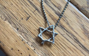 שרשרת מגן דוד שענד עורך הדין העצור (צילום: צילום מסך לפי סעיף 27א)