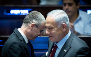 יריב לוין ובנימין נתניהו (צילום: יונתן זינדל, פלאש 90)