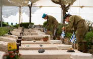 חיילים בבית עלמין צבאי ביום הזיכרון (צילום: אייל מרגולין, פלאש 90)