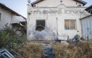 פגיעת רקטה בבניין בעוטף עזה (צילום: אורן בן האקון, פלאש 90)