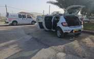 הרכב בו נסעו שניים מהפצועים בפיגוע בבקעת הירדן (צילום: מד"א)