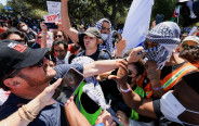 עימותים אלימים בין מפגינים פרו-פלסטינים לפרו-ישראלים ב-UCLA (צילום: REUTERS/David Swanson)