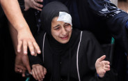 אישה פלסטינית בהלוויה בעזה (צילום: REUTERS/Hatem Khaled)