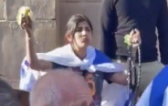 מפגינה פרו-ישראלית עם הסמל החדש (צילום: שימוש לפי סעיף 27א')