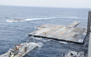 בניית המזח הימי מול חופי עזה (צילום: פיקוד מרכז הצבא האמריקאי)